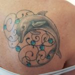 schmuckes Delphin-Tattoo auf dem Rücken