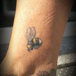 Hummel Tattoo gestochen von Marielle-Art