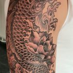 Koi tattoo auf dem Oberarm gestochen von Marielle-Art