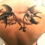 Schwalben auf Rücken, Tattoo gestochen von Marielle-art