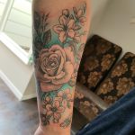 Rosen und Kirschblüten tattoo