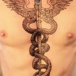 Brust Tattoo mit Schlangen gestochen von Marielle-art